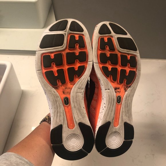 EUC Nike Flyknit 8 Runners Size 8 - Picture 3 of 7